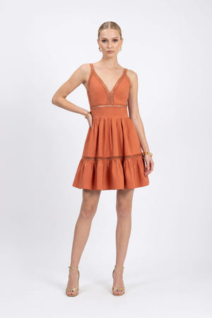 Alexa Ladder-Trim Cami Mini Vestido 723164LAD - Reina Diaz