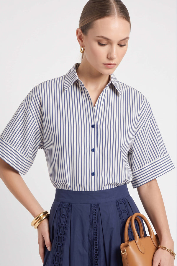 Alexa Striped Short Sleeve Blusa 752982 DEN - Reina Diaz
