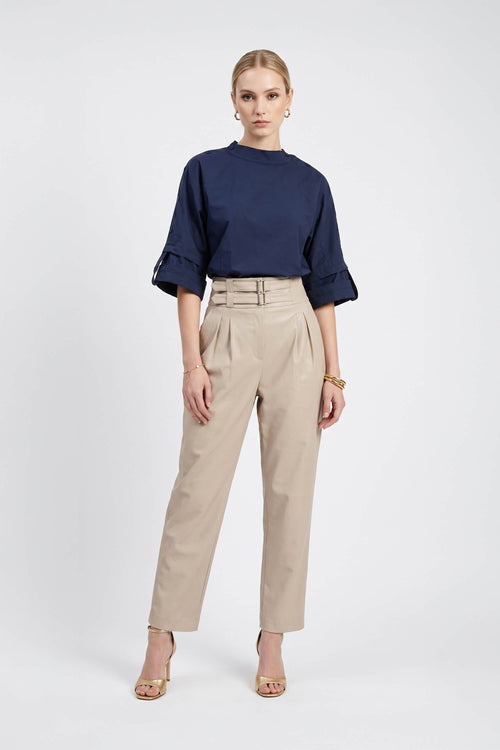 Amira Keyhole High-Neck Blusa 752964MAR - Reina Diaz