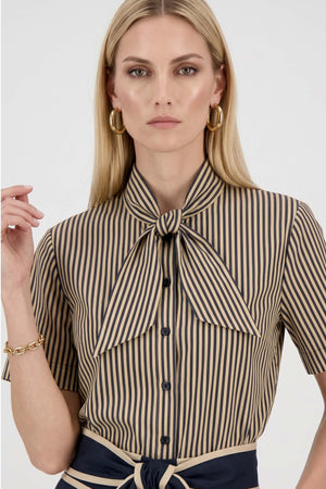 Nora Tie-Neck Short-Sleeve Blusa - Reina Diaz