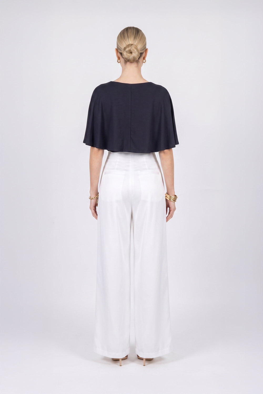 Paulina Cape Overlay Sleeveless Blusa 554308 NEG - Reina Diaz