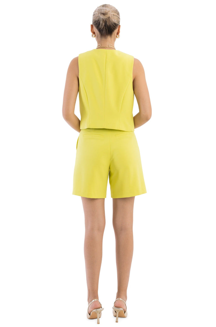 Outfit Chaleco 501405 LIM - Bermuda 531860 LIM - Reina Diaz